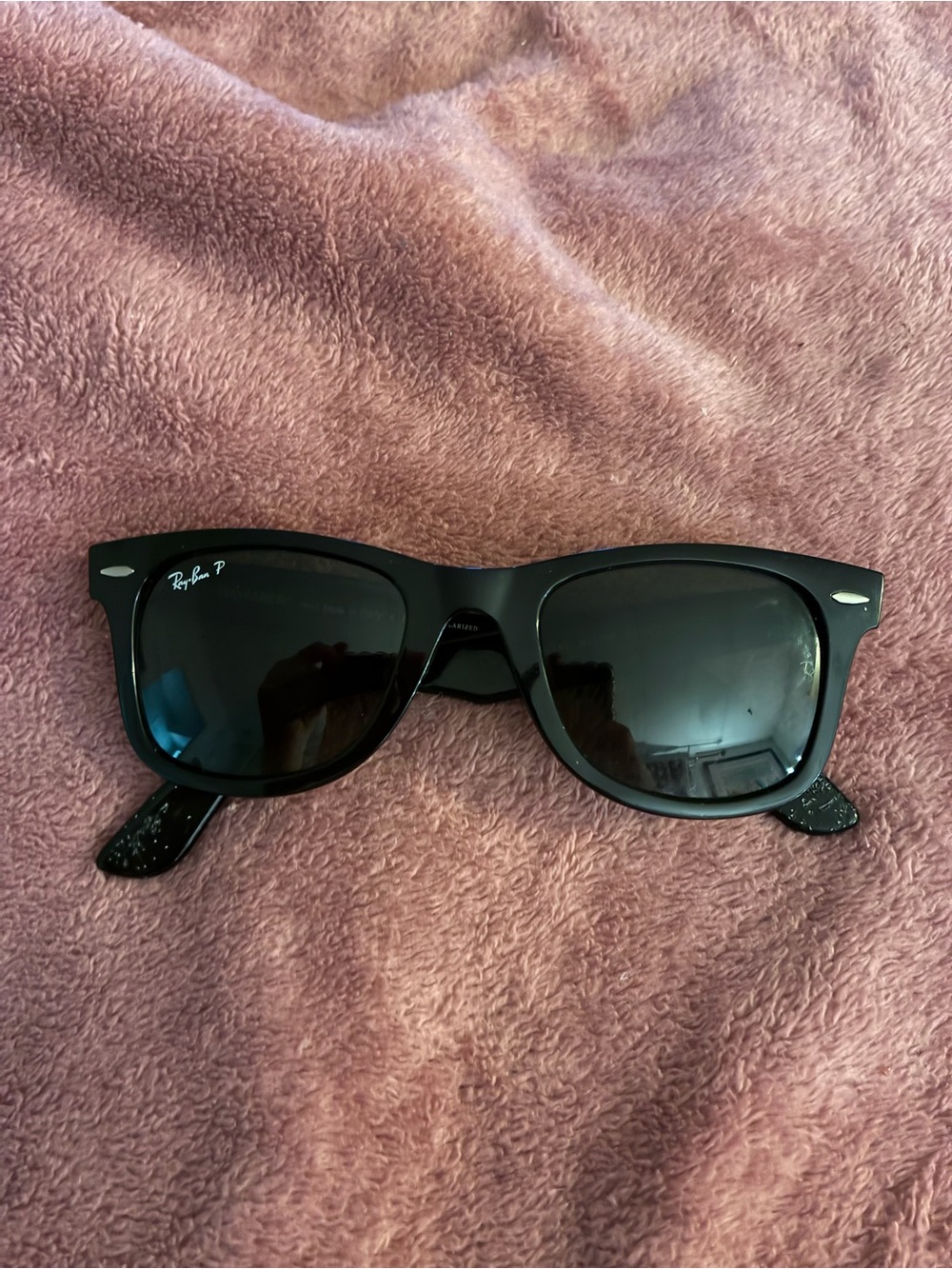Polarized Ray-Ban Black Wayfarer Sunglasses with Dark Lenses (damaged)
